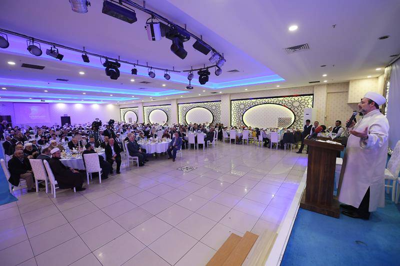 Diyanet İşleri Başkanı Görmez, Ankara'da hafızlık eğitimi gören çocuklarla bir araya geldi